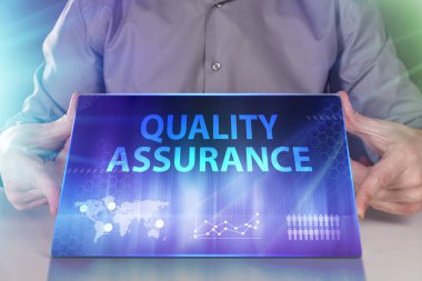 İş, teknoloji, Internet ve ağ kavramı. Geleceğin sanal bir ekranda çalışan genç bir girişimci ve yazıt görür: kalite güvencesi