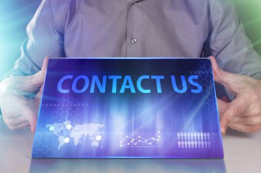 İş, teknoloji, Internet ve ağ kavramı. Geleceğin sanal bir ekranda çalışan genç bir girişimci ve yazıt görür: bize ulaşın