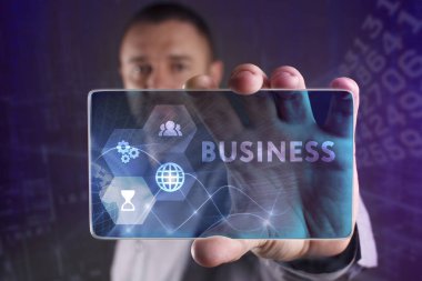 İş, teknoloji, Internet ve ağ kavramı. Geleceğin sanal bir ekranda çalışan genç bir girişimci ve yazıt görür: iş