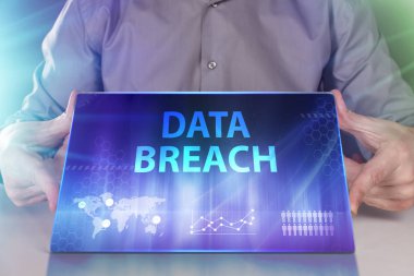 İş, teknoloji, Internet ve ağ kavramı. Geleceğin sanal bir ekranda çalışan genç bir girişimci ve yazıt görür: veri ihlali