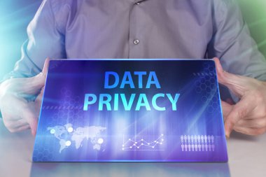 İş, teknoloji, Internet ve ağ kavramı. Geleceğin sanal bir ekranda çalışan genç bir girişimci ve yazıt görür: veri gizliliği