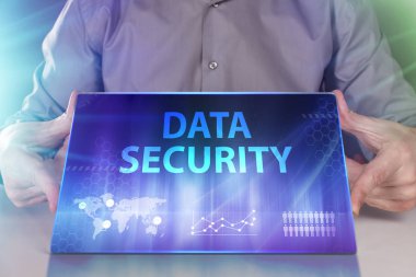 İş, teknoloji, Internet ve ağ kavramı. Geleceğin sanal bir ekranda çalışan genç bir girişimci ve yazıt görür: veri güvenliği