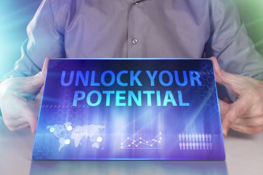 İş, teknoloji, Internet ve ağ kavramı. Geleceğin sanal bir ekranda çalışan genç bir girişimci ve yazıt görür: potansiyel Unlock
