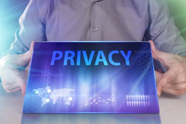 İş, teknoloji, Internet ve ağ kavramı. Geleceğin sanal bir ekranda çalışan genç bir girişimci ve yazıt görür: gizlilik 