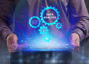 İş, teknoloji, Internet ve ağ kavramı. Geleceğin sanal bir ekranda çalışan genç bir girişimci ve yazıt görür: veri analizi