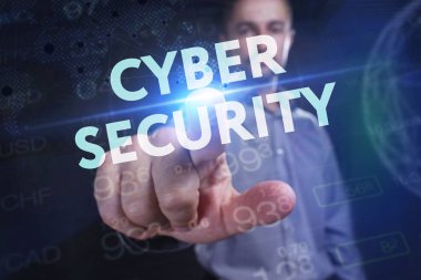 İş, teknoloji, Internet ve ağ kavramı. Geleceğin sanal bir ekranda çalışan genç bir girişimci ve yazıt görür: Cyber güvenlik