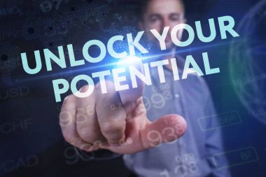 İş, teknoloji, Internet ve ağ kavramı. Geleceğin sanal bir ekranda çalışan genç bir girişimci ve yazıt görür: potansiyel Unlock