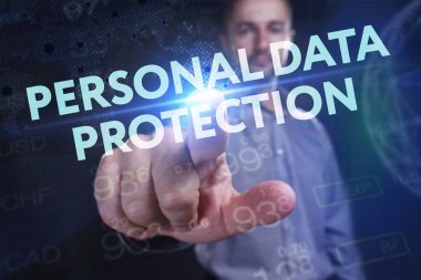 İş, teknoloji, Internet ve ağ kavramı. Geleceğin sanal bir ekranda çalışan genç bir girişimci ve yazıt görür: kişisel verilerin korunması