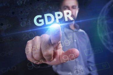 İş, teknoloji, Internet ve ağ kavramı. Geleceğin sanal bir ekranda çalışan genç bir girişimci ve yazıt görür: Gdpr