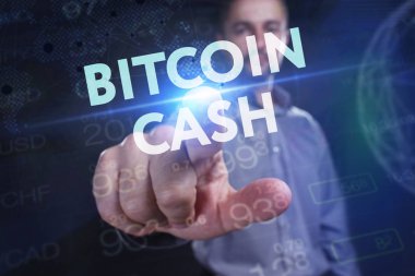 İş, teknoloji, Internet ve ağ kavramı. Geleceğin sanal bir ekranda çalışan genç bir girişimci ve yazıt görür: bitcoin nakit