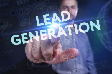 İş, teknoloji, Internet ve ağ kavramı. Geleceğin sanal bir ekranda çalışan genç bir girişimci ve yazıt görür: Kurşun Üretimi