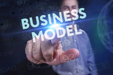 İş, teknoloji, Internet ve ağ kavramı. Geleceğin sanal bir ekranda çalışan genç bir girişimci ve yazıt görür: iş modeli