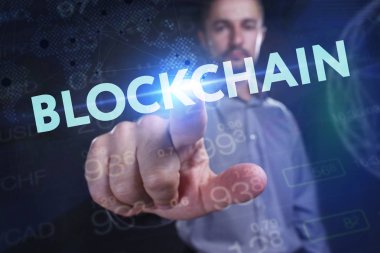 İş, teknoloji, internet ve şebeke kavramı. Genç bir girişimci geleceğin sanal ekranı üzerinde çalışıyor ve yazıyı görüyor: engelleme zinciri.