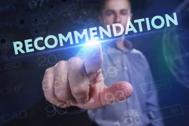 İş, teknoloji, Internet ve ağ kavramı. Geleceğin sanal bir ekranda çalışan genç bir girişimci ve yazıt görür: öneri