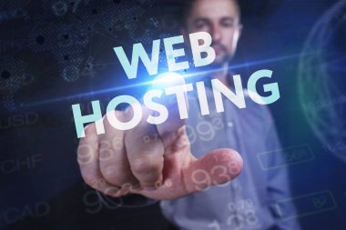 İş, teknoloji, Internet ve ağ kavramı. Geleceğin sanal bir ekranda çalışan genç bir girişimci ve yazıt görür: Web hosting