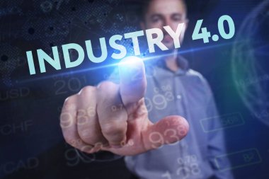 İş, teknoloji, Internet ve ağ kavramı. Geleceğin sanal bir ekranda çalışan genç bir girişimci ve yazıt görür: Sanayi 4.0