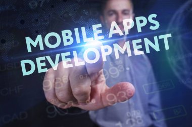 İş, teknoloji, Internet ve ağ kavramı. Geleceğin sanal bir ekranda çalışan genç bir girişimci ve yazıt görür: mobil uygulamaları geliştirme