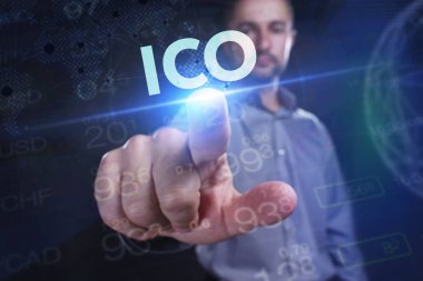 İş, teknoloji, Internet ve ağ kavramı. Geleceğin sanal bir ekranda çalışan genç bir girişimci ve yazıt görür: ICO