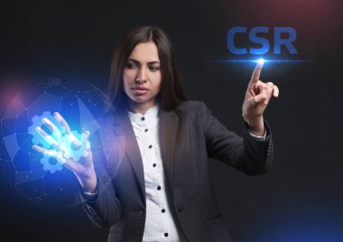 İş, teknoloji, internet ve şebeke kavramı. Genç bir girişimci geleceğin sanal ekranı üzerinde çalışıyor ve yazıyı görüyor: CSR