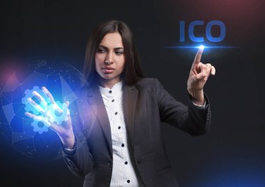 İş, teknoloji, Internet ve ağ kavramı. Geleceğin sanal bir ekranda çalışan genç bir girişimci ve yazıt görür: ICO