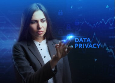İş, teknoloji, Internet ve ağ kavramı. Geleceğin sanal bir ekranda çalışan genç bir girişimci ve yazıt görür: veri gizliliği