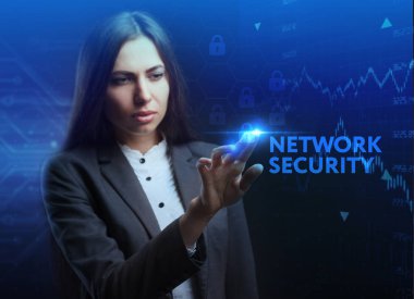İş, teknoloji, Internet ve ağ kavramı. Geleceğin sanal bir ekranda çalışan genç bir girişimci ve yazıt görür: ağ güvenliği