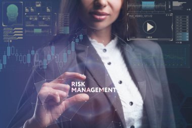 İş, teknoloji, Internet ve ağ kavramı. Geleceğin sanal bir ekranda çalışan genç bir girişimci ve yazıt görür: Risk Yönetimi