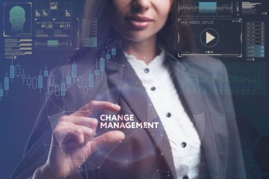 İş, teknoloji, Internet ve ağ kavramı. Geleceğin sanal bir ekranda çalışan genç bir girişimci ve yazıt görür: değiştirme yönetimi