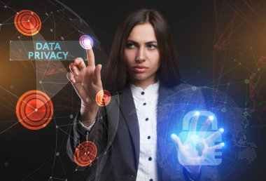 İş, teknoloji, Internet ve ağ kavramı. Geleceğin sanal bir ekranda çalışan genç bir girişimci ve yazıt görür: veri gizliliği