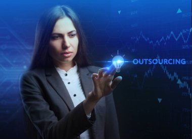 İş, teknoloji, Internet ve ağ kavramı. Geleceğin sanal bir ekranda çalışan genç bir girişimci ve yazıt görür: dış kaynak