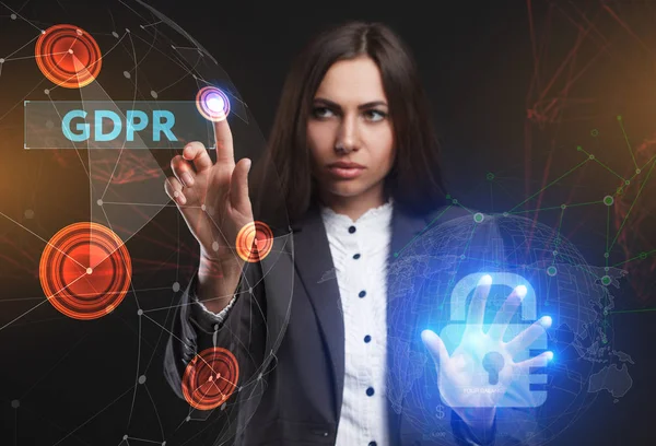 İş, teknoloji, Internet ve ağ kavramı. Geleceğin sanal bir ekranda çalışan genç bir girişimci ve yazıt görür: Gdpr