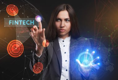 İş, teknoloji, Internet ve ağ kavramı. Geleceğin sanal bir ekranda çalışan genç bir girişimci ve yazıt görür: Fintech