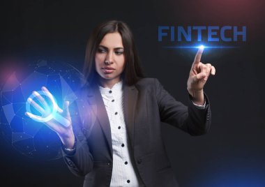 İş, teknoloji, Internet ve ağ kavramı. Geleceğin sanal bir ekranda çalışan genç bir girişimci ve yazıt görür: Fintech