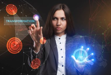 İş, teknoloji, Internet ve ağ kavramı. Geleceğin sanal bir ekranda çalışan genç bir girişimci ve yazıt görür: dönüştürme