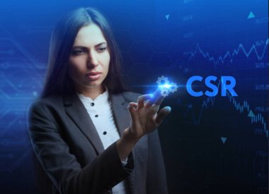 İş, teknoloji, internet ve şebeke kavramı. Genç bir girişimci geleceğin sanal ekranı üzerinde çalışıyor ve yazıyı görüyor: CSR