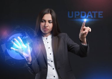 İş, teknoloji, Internet ve ağ kavramı. Geleceğin sanal bir ekranda çalışan genç bir girişimci ve yazıt görür: güncelleştirme