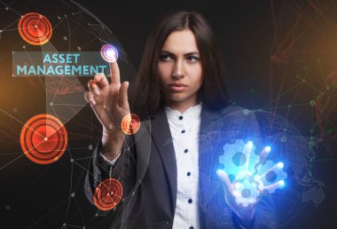 İş, teknoloji, Internet ve ağ kavramı. Geleceğin sanal bir ekranda çalışan genç bir girişimci ve yazıt görür: varlık yönetimi