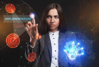 İş, teknoloji, Internet ve ağ kavramı. Geleceğin sanal bir ekranda çalışan genç bir girişimci ve yazıt görür: uygulama