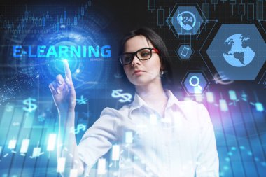 İş, teknoloji, Internet ve ağ kavramı. Geleceğin sanal bir ekranda çalışan genç bir girişimci ve yazıt görür: E-öğrenme