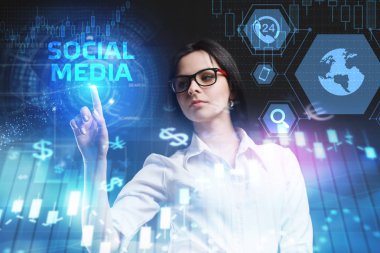 İş, teknoloji, Internet ve ağ kavramı. Geleceğin sanal bir ekranda çalışan genç bir girişimci ve yazıt görür: sosyal medya