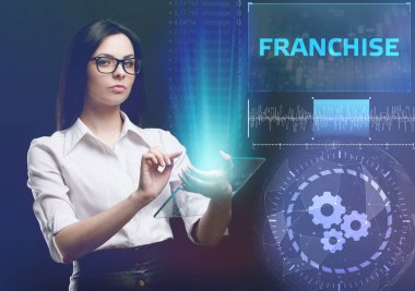 İş, teknoloji, Internet ve ağ kavramı. Geleceğin sanal bir ekranda çalışan genç bir girişimci ve yazıt görür: Franchise