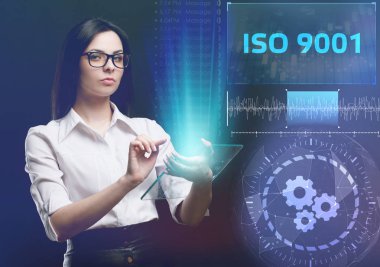 İş, teknoloji, internet ve şebeke kavramı. Geleceğin sanal ekranı üzerinde çalışan genç bir girişimci yazıyı görür: ISO 9001