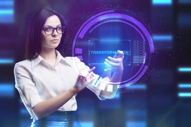 İş, teknoloji, Internet ve ağ kavramı. Geleceğin sanal bir ekranda çalışan genç bir girişimci ve yazıt görür: dönüştürme