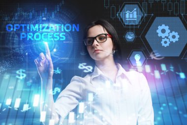 İş, teknoloji, Internet ve ağ kavramı. Geleceğin sanal bir ekranda çalışan genç bir girişimci ve yazıt görür: Optimizasyon işlemi