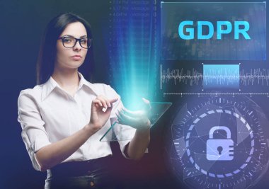 İş, teknoloji, Internet ve ağ kavramı. Geleceğin sanal bir ekranda çalışan genç bir girişimci ve yazıt görür: Gdpr
