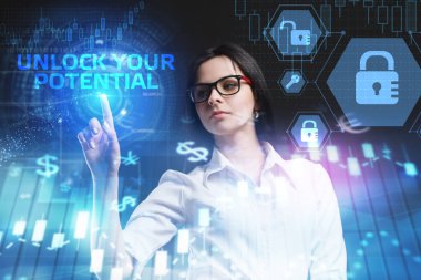 İş, teknoloji, Internet ve ağ kavramı. Geleceğin sanal bir ekranda çalışan genç bir girişimci ve yazıt görür: potansiyel Unlock