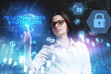 İş, teknoloji, Internet ve ağ kavramı. Geleceğin sanal bir ekranda çalışan genç bir girişimci ve yazıt görür: kişisel verilerin korunması