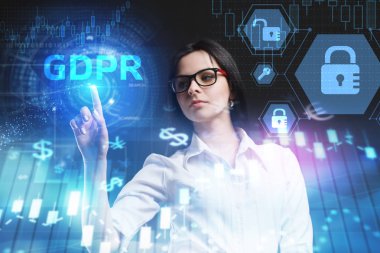 İş, teknoloji, Internet ve ağ kavramı. Geleceğin sanal bir ekranda çalışan genç bir girişimci ve yazıt görür: Gdpr