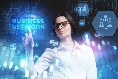 İş, teknoloji, Internet ve ağ kavramı. Geleceğin sanal bir ekranda çalışan genç bir girişimci ve yazıt görür: iş ağı