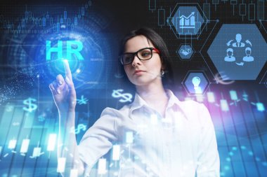 İş, teknoloji, Internet ve ağ kavramı. Geleceğin sanal bir ekranda çalışan genç bir girişimci ve yazıt görür: Hr